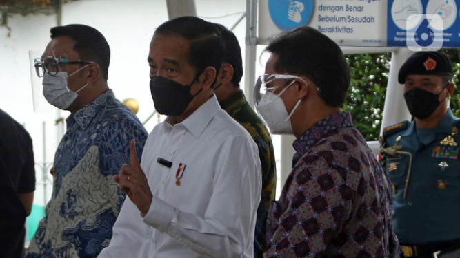 Presiden Joko Widodo (tengah) berbincang dengan Menteri Kesehatan Budi Gunadi Sadikin (kanan) saat meninjau vaksinasi COVID-19 di Stasiun Bogor, Jawa Barat, Kamis (17/6/2021). Vaksinasi di Stasiun Bogor menyasar petugas dan pekerja stasiun serta penumpang kereta. (Liputan6.com/Herman Zakharia)